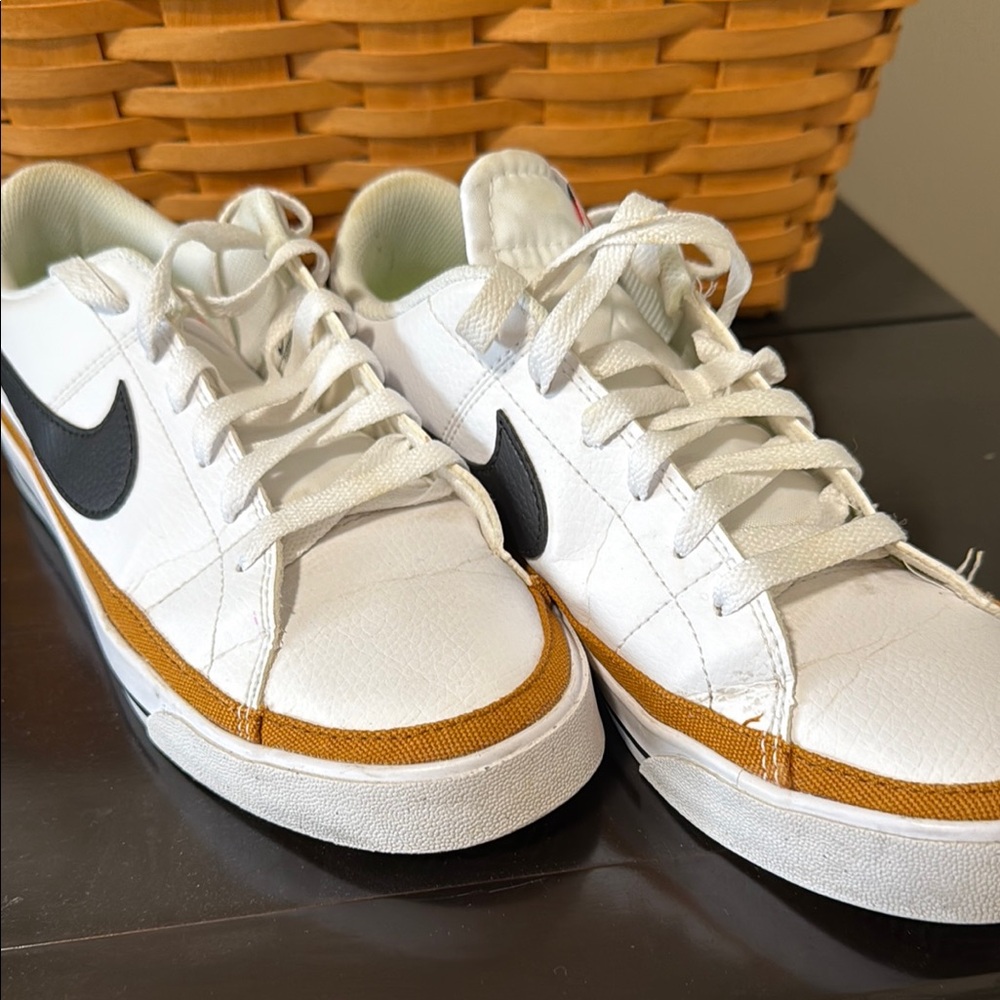 Nike White and Black Sneakers Classic Style